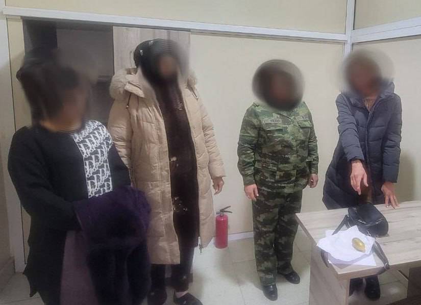 O‘zbekiston chegarasida 800 gramm opiy olib kirishga uringan “tirik konteyner”lar to‘xtatildi